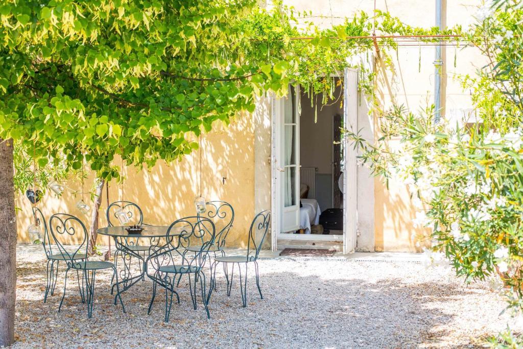 Domaine De Blanche Fleur Hotel Châteauneuf-de-Gadagne Exterior photo